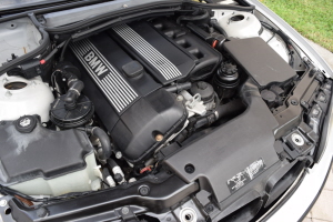 2004 BMW 325i 